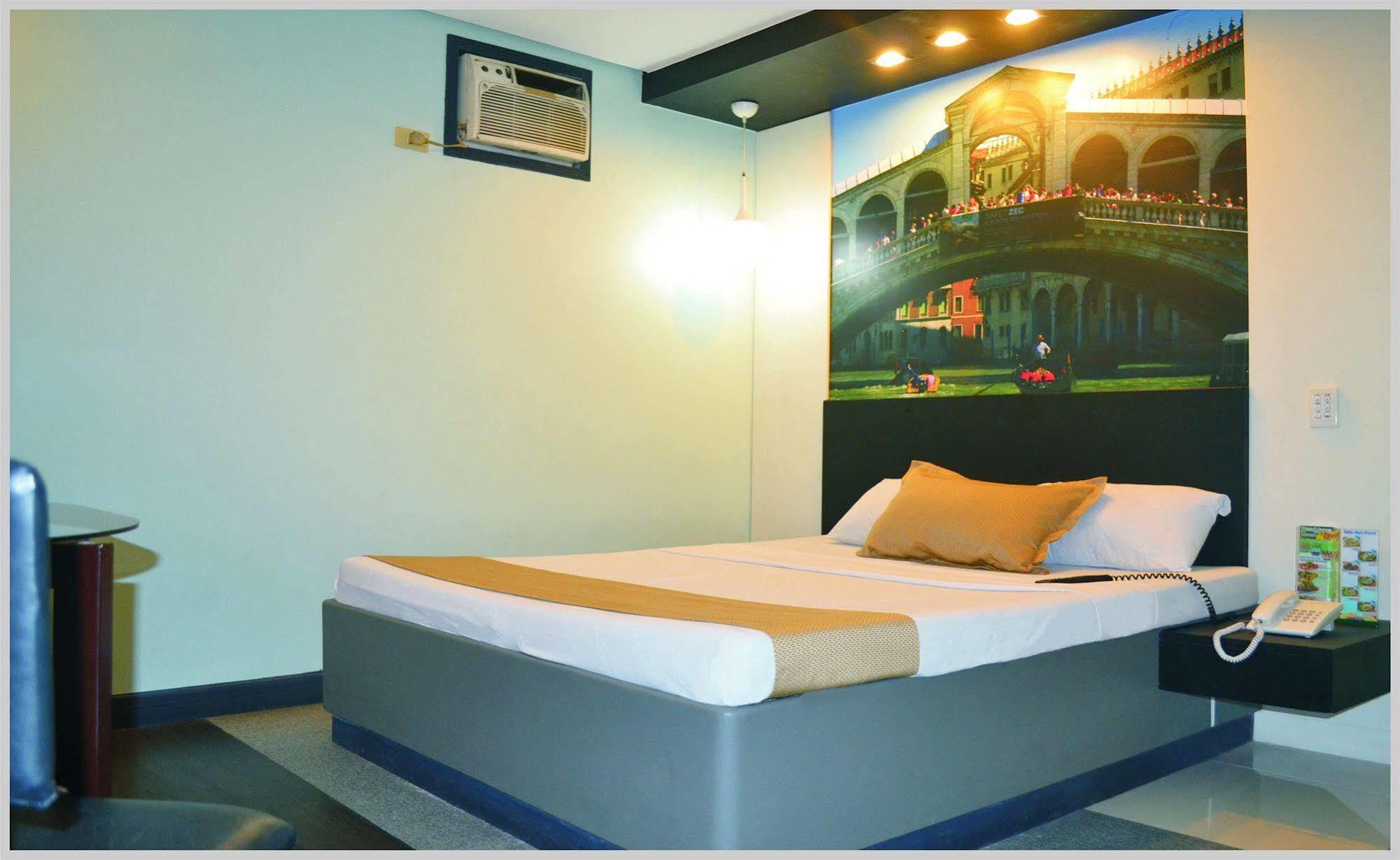Hotel Dreamworld Araneta Cubao Exteriör bild